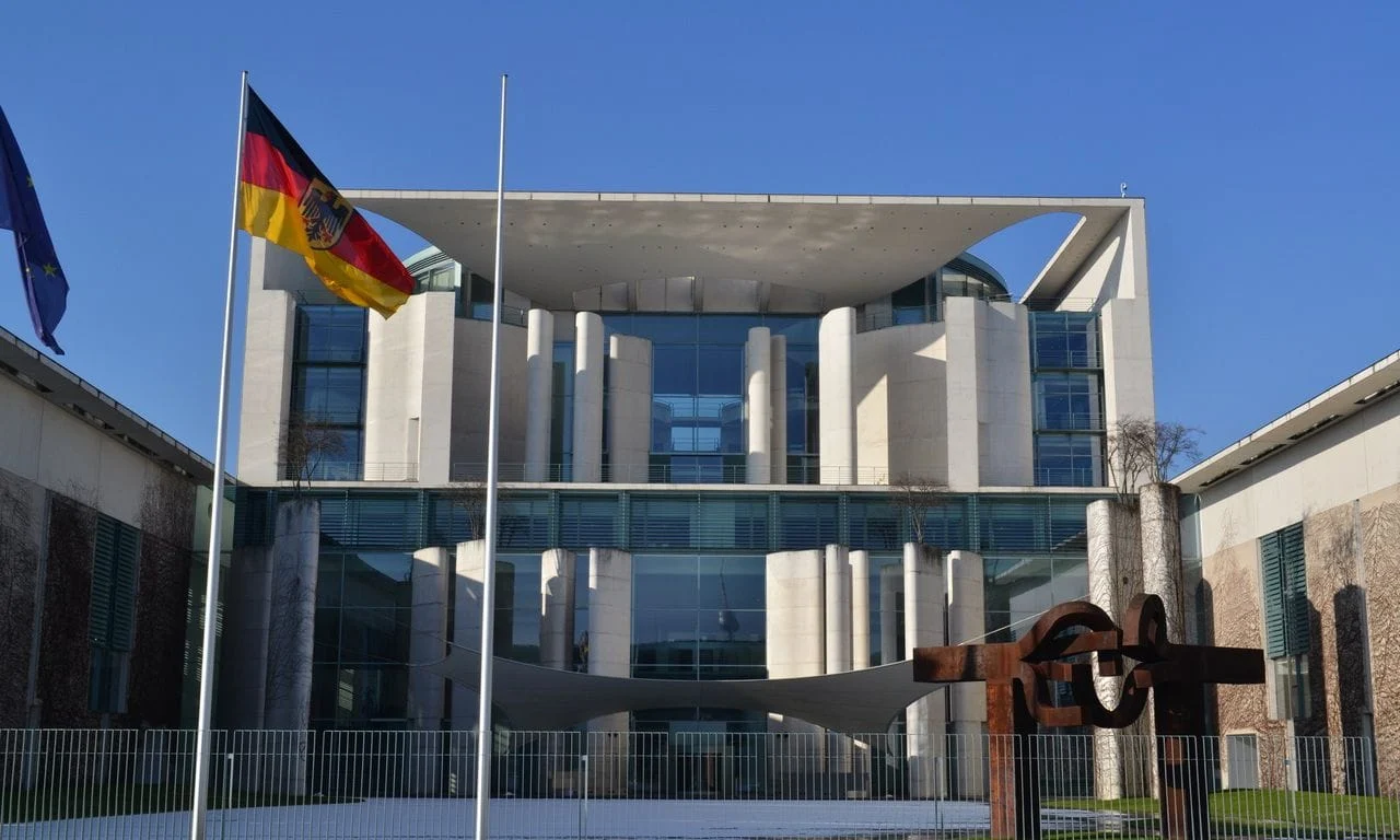 Das Bundeskanzleramt in Berlin mit deutscher Flagge